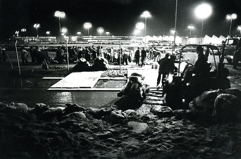 Hochwasserschäden auf dem NSU-Werksgelände in Neckarsulm im Mai 1978. Hochwasserschäden auf dem NSU-Werksgelände in Neckarsulm im Mai 1978.