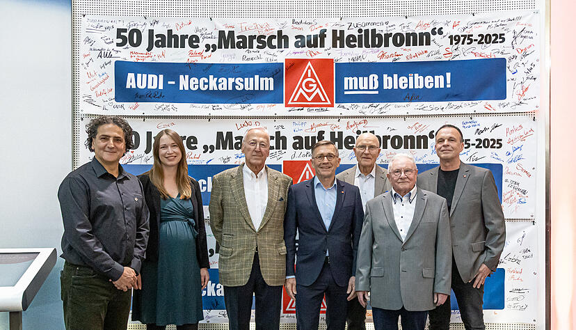 Ari Zartmann (von links), Yvonne Möller, Franz Steinkühler, Rudolf Luz, Klaus Zwickel, Manfred Schott und Rainer Schirmer im Audi-Forum Neckarsulm.