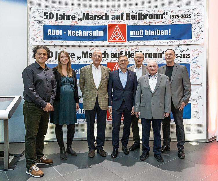 Ari Zartmann (von links), Yvonne Möller, Franz Steinkühler, Rudolf Luz, Klaus Zwickel, Manfred Schott und Rainer Schirmer im Audi-Forum Neckarsulm.