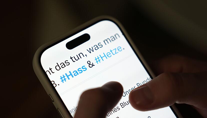 Soziale Medien gef&auml;hrden Experten zufolge die Demokratie. (Archivbild)