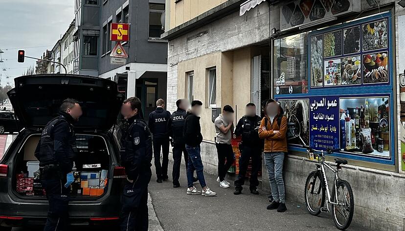 In Heilbronn kontrollierte der Zoll mehrere L&auml;den.