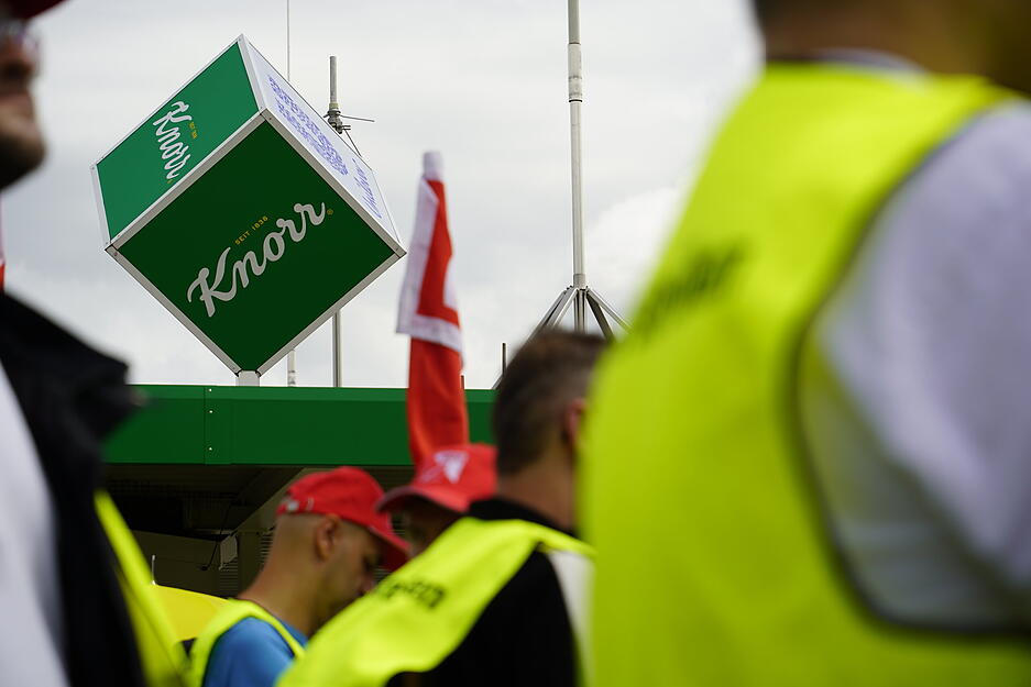 Knorr-Mitarbeiter haben sich am Montag zum Warnstreik versammelt. Knorr-Mitarbeiter haben sich am Montag zum Warnstreik versammelt.