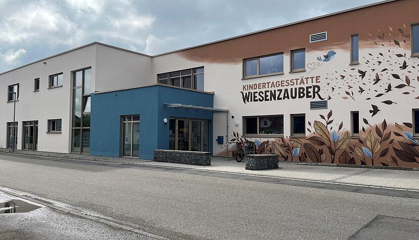 Die Eltern der Kita Wiesenzauber w&uuml;nschen sich einen Zebrastreifen vor dem Eingang, um das &Uuml;berqueren der Raiffeisenstra&szlig;e sicherer zu machen.
Foto: Kostner