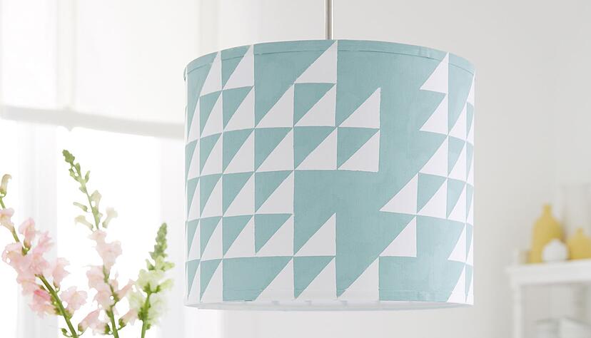 Mit diesem Muster sieht der Lampenschirm wie neu aus - einfach Dreiecke abkleben und etwas Farbe auftragen.