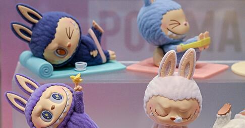 Chinesische Pl&uuml;schfiguren mit breitem Grinsen wurden zu begehrten Sammlerst&uuml;cken bei Kindern.