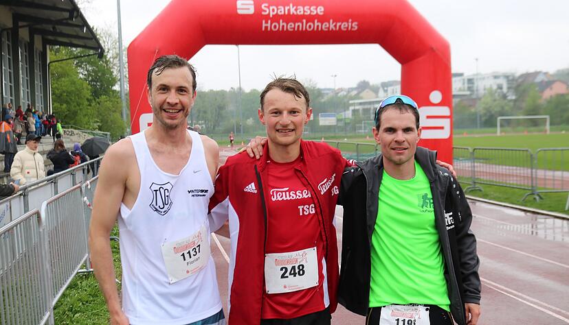 Die drei Erstplatzierten des Zehn-Kilometer-Hauptlaufs: (von links) der Dritte Florian Dinse, Sieger Raphael Junghans und der Zweite Tobias Feyrer. Die drei Erstplatzierten des Zehn-Kilometer-Hauptlaufs: (von links) der Dritte Florian Dinse, Sieger Raphael Junghans und der Zweite Tobias Feyrer.