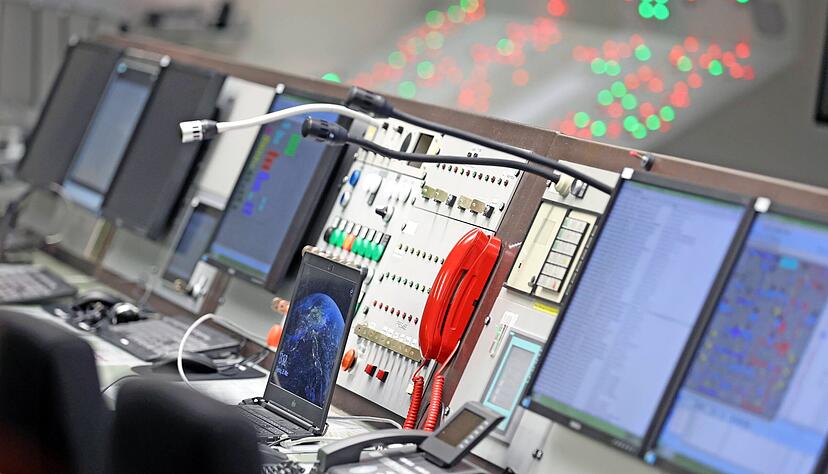 Von hier aus werden die Tests überwacht. Der Versuchsleiter hat ein rotes Telefon und kann über den Not-Aus-Knopf jederzeit einen Abbruch herbeiführen. Von hier aus werden die Tests überwacht. Der Versuchsleiter hat ein rotes Telefon und kann über den Not-Aus-Knopf jederzeit einen Abbruch herbeiführen.