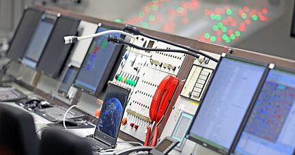 Von hier aus werden die Tests &uuml;berwacht. Der Versuchsleiter hat ein rotes Telefon und kann &uuml;ber den Not-Aus-Knopf jederzeit einen Abbruch herbeif&uuml;hren.