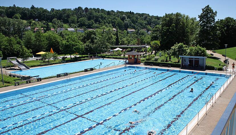 In beiden Becken weichen die Fliesen einer Auskleidung mit Edelstahl. An der Stirnseite des Schwimmerbeckens wird das neue Technikgebäude gebaut.
