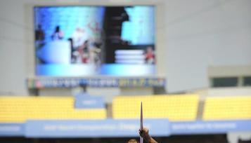 Die Britin Jessica Ennis geht mit 133 Punkten Rückstand in die siebte Disziplin geht. Die Britin Jessica Ennis geht mit 133 Punkten Rückstand in die siebte Disziplin geht.