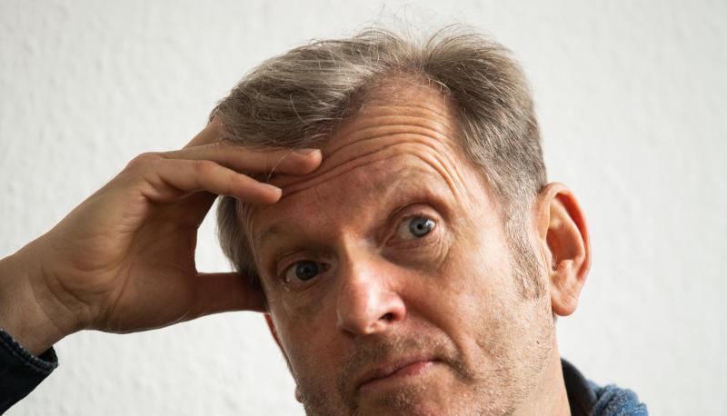 Gerhard Trabert, Sozialmediziner, fasst sich während eines Interviews an den Kopf.