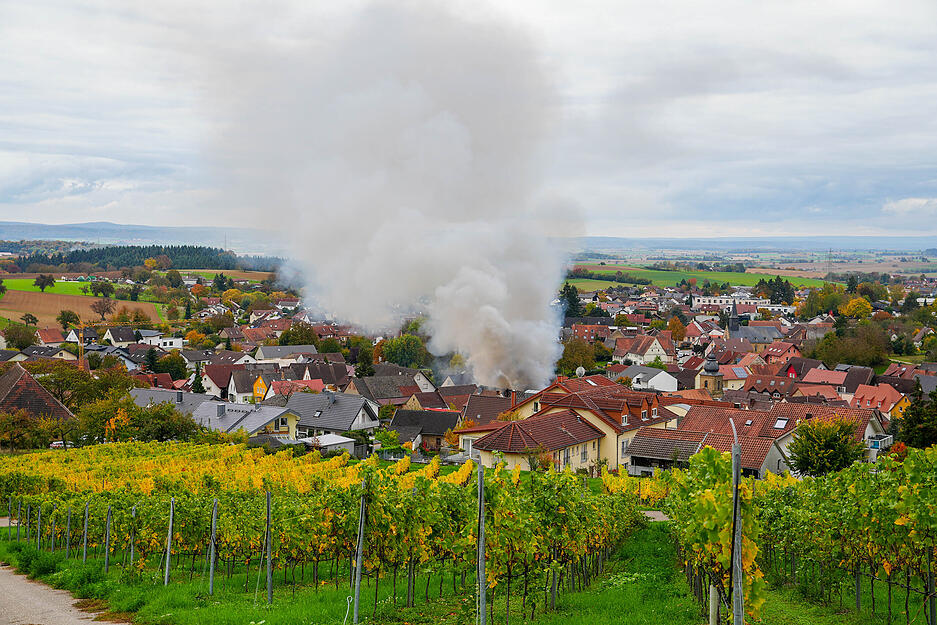 Die Rauchsäule wird kleiner, dennoch ist die Rauchentwicklung weiterhin groß.