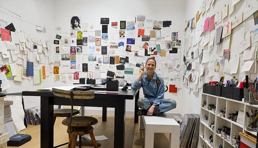 In ihrem Atelier in der Nähe des Hamburger Rathauses schreibt und malt die gebürtige Hannoveranerin. In ihrem Atelier in der Nähe des Hamburger Rathauses schreibt und malt die gebürtige Hannoveranerin.