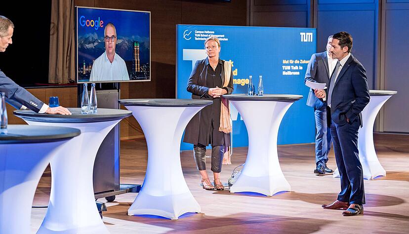 Moderator und TUM-Pr&auml;sident Thomas Hofmann im Gespr&auml;ch mit Bechtle-Chef Thomas Olemotz (v.l.), Wieland Holfelder und Gabriele Sommer (T&Uuml;V S&uuml;d).
Foto: Matt Stark