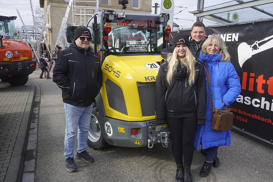 H&auml;ndler und Marktst&auml;nde pr&auml;gen das Bild des traditionsreichen Pferdemarkts in &Ouml;hringen.