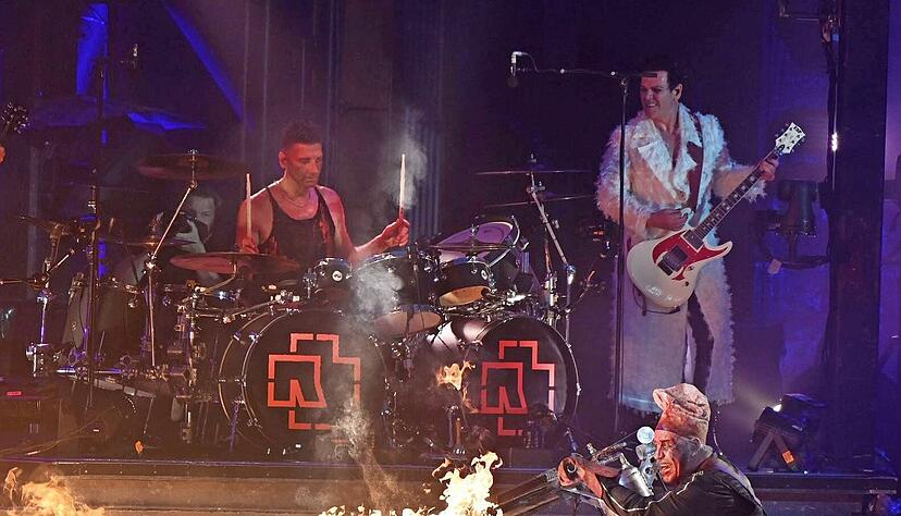 Rammstein-Schlagzeuger Christoph Schneider (hinten links) hat sich nun mit einer umfassenden Stellungnahme zu den Vorgängen um die Band und Sänger Till Lindemann (vorne rechts) geäußert.
Foto: Malte Krudewig/dpa