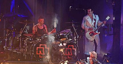 Rammstein-Schlagzeuger Christoph Schneider (hinten links) hat sich nun mit einer umfassenden Stellungnahme zu den Vorgängen um die Band und Sänger Till Lindemann (vorne rechts) geäußert.
Foto: Malte Krudewig/dpa Rammstein-Schlagzeuger Christoph Schneider (hinten links) hat sich nun mit einer umfassenden Stellungnahme zu den Vorgängen um die Band und Sänger Till Lindemann (vorne rechts) geäußert.
Foto: Malte Krudewig/dpa