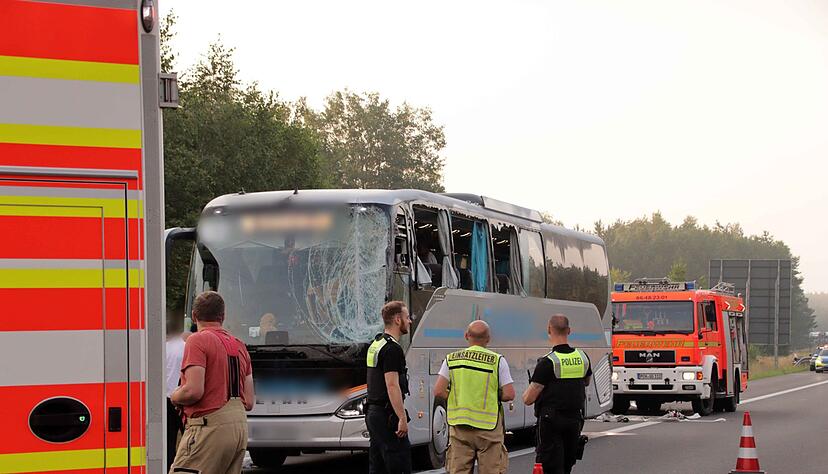 Rettungskr&auml;fte neben dem besch&auml;digten Reisebus auf der Autobahn 24. Inzwischen ist die Sperrung aufgehoben.