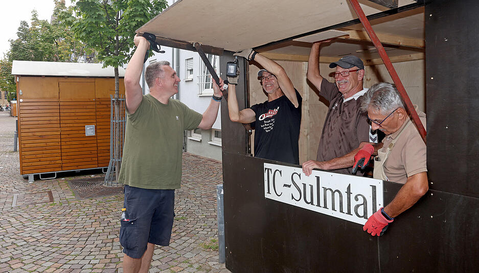 Rund um das Deutschordensschloss, in den umliegenden Gassen und auf dem Karlsplatz erwartet die Besucher ein abwechslungsreiches Bühnenprogramm und musikalische Unterhaltung.