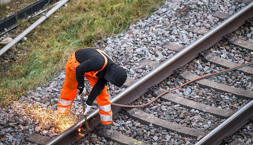 Damit die Züge wieder mit regulärem Tempo fahren können, muss einiges erneuert werden. (Symbolbild) Damit die Züge wieder mit regulärem Tempo fahren können, muss einiges erneuert werden. (Symbolbild)