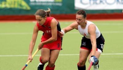 Nadine Ernsting-Krienke (l) im Duell mit einer Engl&auml;nderin.