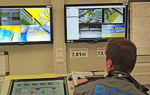 Der Kranfahrer lenkt vom Kontrollraum aus. Der Kranfahrer lenkt vom Kontrollraum aus.