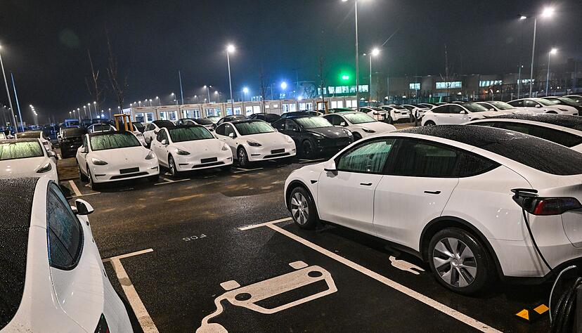 Neue Elektrofahrzeuge vom Typ Model Y auf einem Parkplatz vor dem Werk des US-Elektroautobauers Tesla. Neue Elektrofahrzeuge vom Typ Model Y auf einem Parkplatz vor dem Werk des US-Elektroautobauers Tesla.