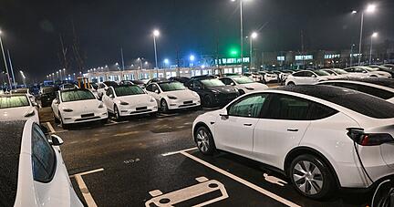 Neue Elektrofahrzeuge vom Typ Model Y auf einem Parkplatz vor dem Werk des US-Elektroautobauers Tesla.
