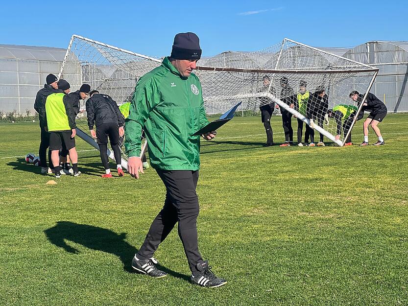 Die Spieler des VfR Heilbronn stellen die Tore selbst auf im Trainingslager. Die Spieler des VfR Heilbronn stellen die Tore selbst auf im Trainingslager.