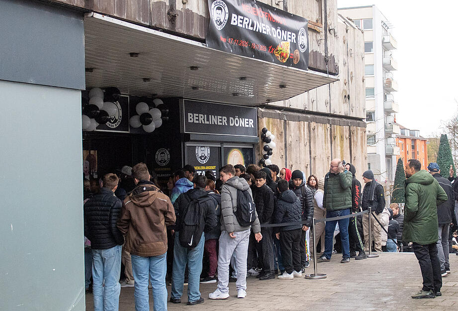 Neueröffnung in Heilbronn: Der Kebap-Laden „Original Berliner Döner“ zieht zahlreiche Besucher an. Neueröffnung in Heilbronn: Der Kebap-Laden „Original Berliner Döner“ zieht zahlreiche Besucher an.
