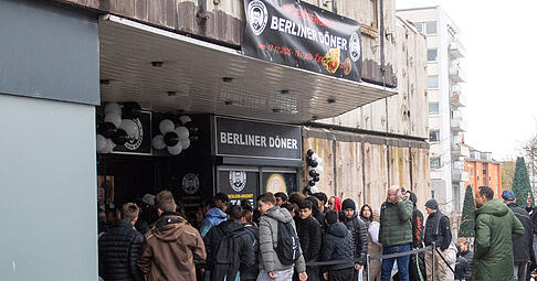 Neueröffnung in Heilbronn: Der Kebap-Laden „Original Berliner Döner“ zieht zahlreiche Besucher an.