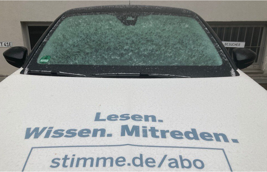 Ein dicke Eisschicht hat sich am Mittwochvormittag auf der Windschutzscheibe eines Autos in Heilbronn gebildet. Auf den Gehwegen ist es zum Teil spiegelglatt.