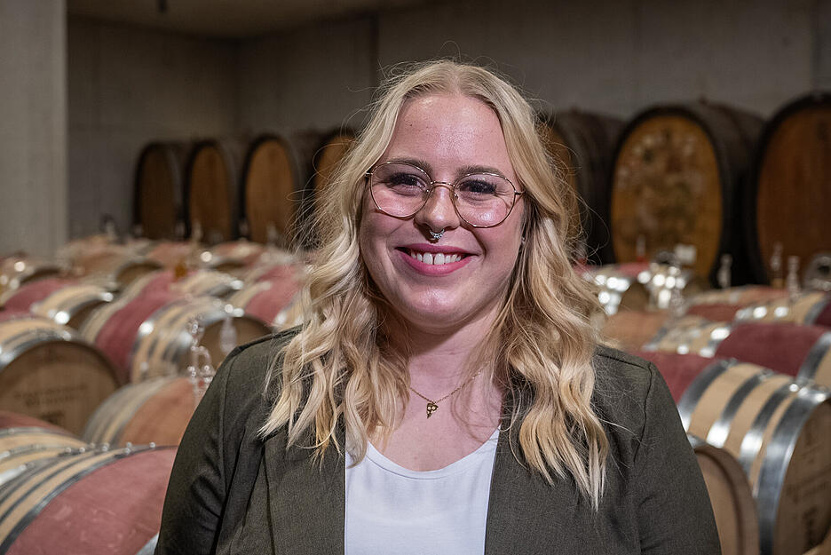 Ines Pfeiffer (29) aus Korntal-Münchingen ist verantwortlich für Social Media und Online-Marketing der „Echt Württemberger Weinmacher“. Ihre Leidenschaft für Wein wurde in der Familie geweckt und wuchs durch die Begegnung mit Winzern. Für die anerkannte Beraterin für Deutschen Wein sei „Wein einfach einmalig“ und die Rolle als Weinhoheit mehr als ein symbolisches Amt.