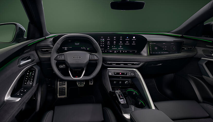 Innen setzt Audi wie bei seinen anderen neuen Modellen auf ein vollständig digitales Cockpit (11,9 Zoll), das fließend in ein 14,5 Zoll großes Curved Display, also einen gewölbten Bildschirm übergeht.