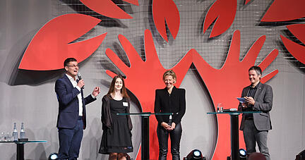 Festakt 50 Jahre Hohenlohekreis im Carmen-W&uuml;rth-Forum K&uuml;nzelsau, Ralf Reichert im Gespr&auml;ch mit Dr. Stefanie Leenen, Celine Wall und Michael Foss