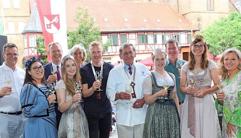 Zur Eröffnung des 26. Hohenloher Weindorfes mit Weinhoheiten und Prominenz war der Marktplatz gut gefüllt.