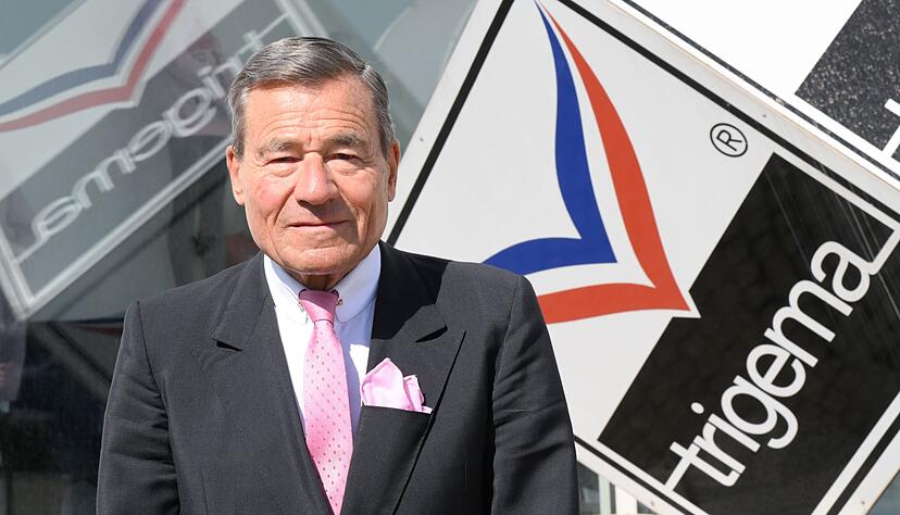 Wolfgang Grupp steht am Firmensitz in Burladingen vor einem Firmenlogo. Wolfgang Grupp steht am Firmensitz in Burladingen vor einem Firmenlogo.