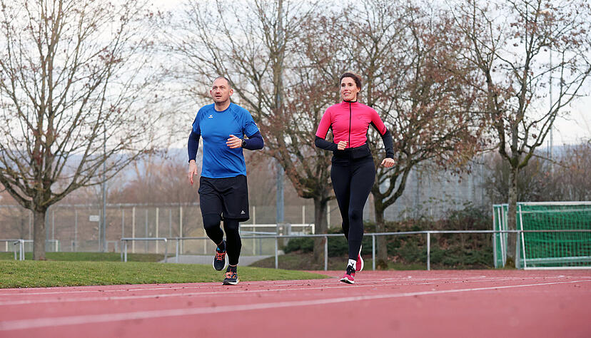 Sebastian Hammer trainiert Intervallläufe. Die Autorin läuft einen Teil der Distanz mit. Doch zuerst machen beide sich warm. Sebastian Hammer trainiert Intervallläufe. Die Autorin läuft einen Teil der Distanz mit. Doch zuerst machen beide sich warm.