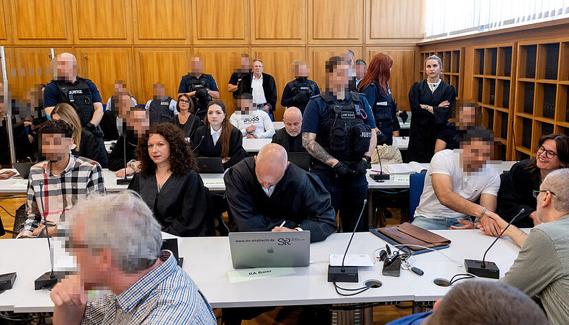 Die zweite Große Jugendkammer verhandelt gegen sieben Angeklagte wegen gemeinschaftlich versuchten Mordes, weil der Sohn einer Familie die Schwester einer der Beschuldigten kennt. Die zweite Große Jugendkammer verhandelt gegen sieben Angeklagte wegen gemeinschaftlich versuchten Mordes, weil der Sohn einer Familie die Schwester einer der Beschuldigten kennt.