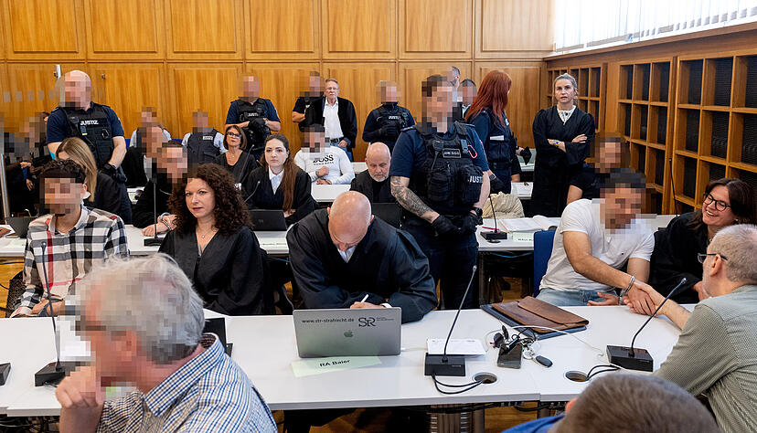 Die zweite Große Jugendkammer verhandelt gegen sieben Angeklagte wegen gemeinschaftlich versuchten Mordes, weil der Sohn einer Familie die Schwester einer der Beschuldigten kennt. Die zweite Große Jugendkammer verhandelt gegen sieben Angeklagte wegen gemeinschaftlich versuchten Mordes, weil der Sohn einer Familie die Schwester einer der Beschuldigten kennt.