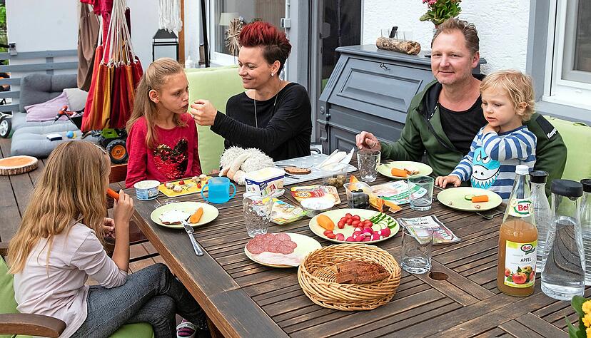 Emma (8, links), Lotte (10) und Theo (3) sind in den letzten Wochen noch mehr zusammengewachsen, finden Susen und Sven Herms.
Foto: Andreas Veigel Emma (8, links), Lotte (10) und Theo (3) sind in den letzten Wochen noch mehr zusammengewachsen, finden Susen und Sven Herms.
Foto: Andreas Veigel