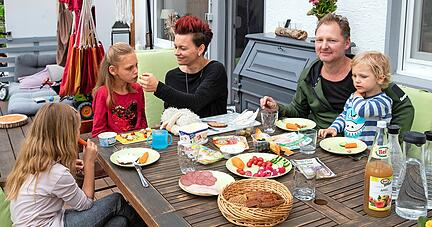 Emma (8, links), Lotte (10) und Theo (3) sind in den letzten Wochen noch mehr zusammengewachsen, finden Susen und Sven Herms.
Foto: Andreas Veigel