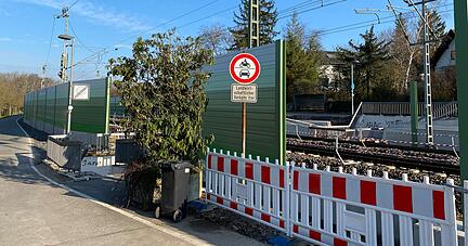 Zwischen L&auml;rmschutzwand und Fahrbahn an der Friedhofstra&szlig;e in Jagstfeld soll die Bahn noch f&uuml;r Begr&uuml;nung sorgen.
Foto: Katharina M&uuml;ller