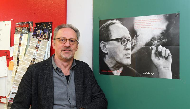 Im Januar hatte Heiner Müllers "Der Auftrag" in der Inszenierung von Intendant Axel Vornam Premiere, der hier vor einem Plakat mit dem Konterfei des zigarrerauchenden Dramatikers steht. 
Foto: Archiv/Veigel