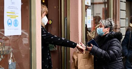 Eine Kundin holt nach dem Prinzip Click and Collect bestellte Waren im Gesch&auml;ft ab: Das bleibt auch in der Region erlaubt.