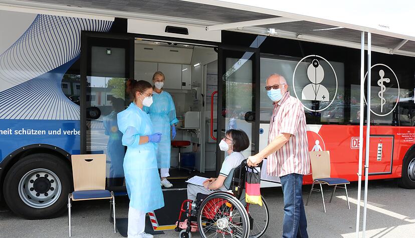 Teilnahme für die Wissenschaft: Wie hier im Juni 2021 gaben insgesamt mehrere hundert Menschen Blutproben in den "Medi-Bussen" des RKI ab.
Foto: Archiv/Nick