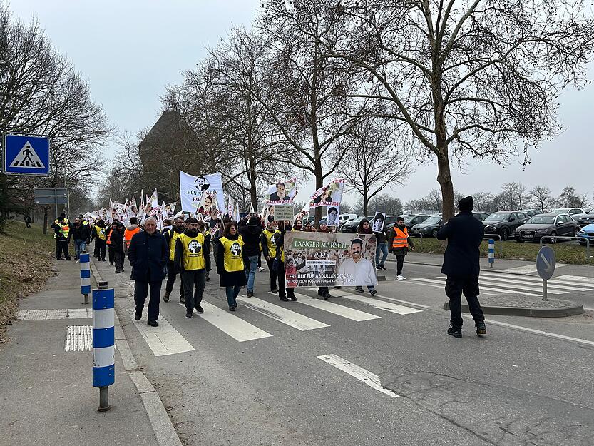 Die Kundgebung stand unter dem Motto "Freiheit für Öcalan". Die Kundgebung stand unter dem Motto "Freiheit für Öcalan".