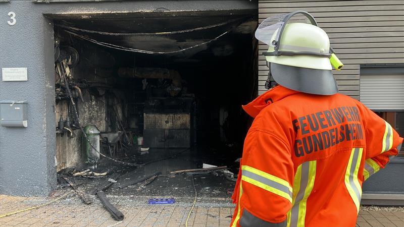 Der Brand breitet sich vom Heizraum bis zur Fassade eines Wohngeb&auml;udes aus.