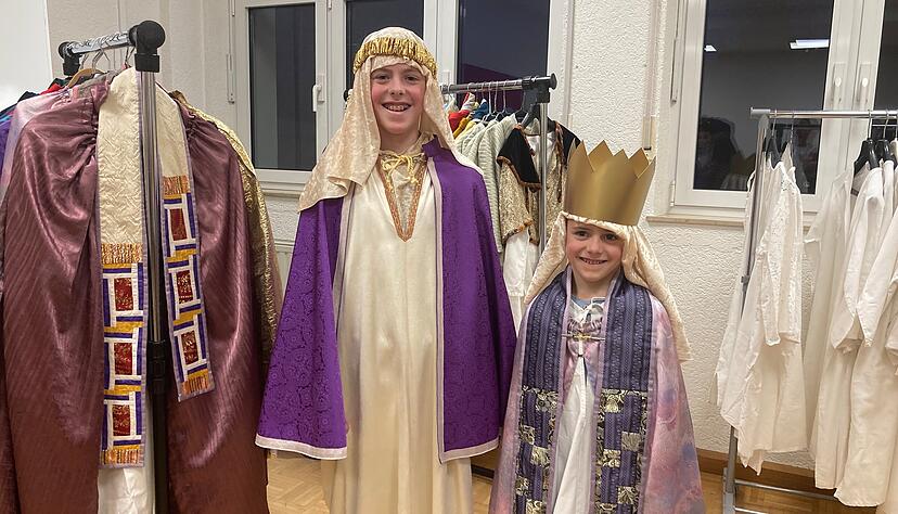 Jonas und Valentin (von links) haben ihre Kost&uuml;me schon bekommen. Sie gehen am 4. Januar von Haus zu Haus und bringen den Segen.