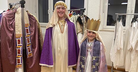 Jonas und Valentin (von links) haben ihre Kost&uuml;me schon bekommen. Sie gehen am 4. Januar von Haus zu Haus und bringen den Segen.